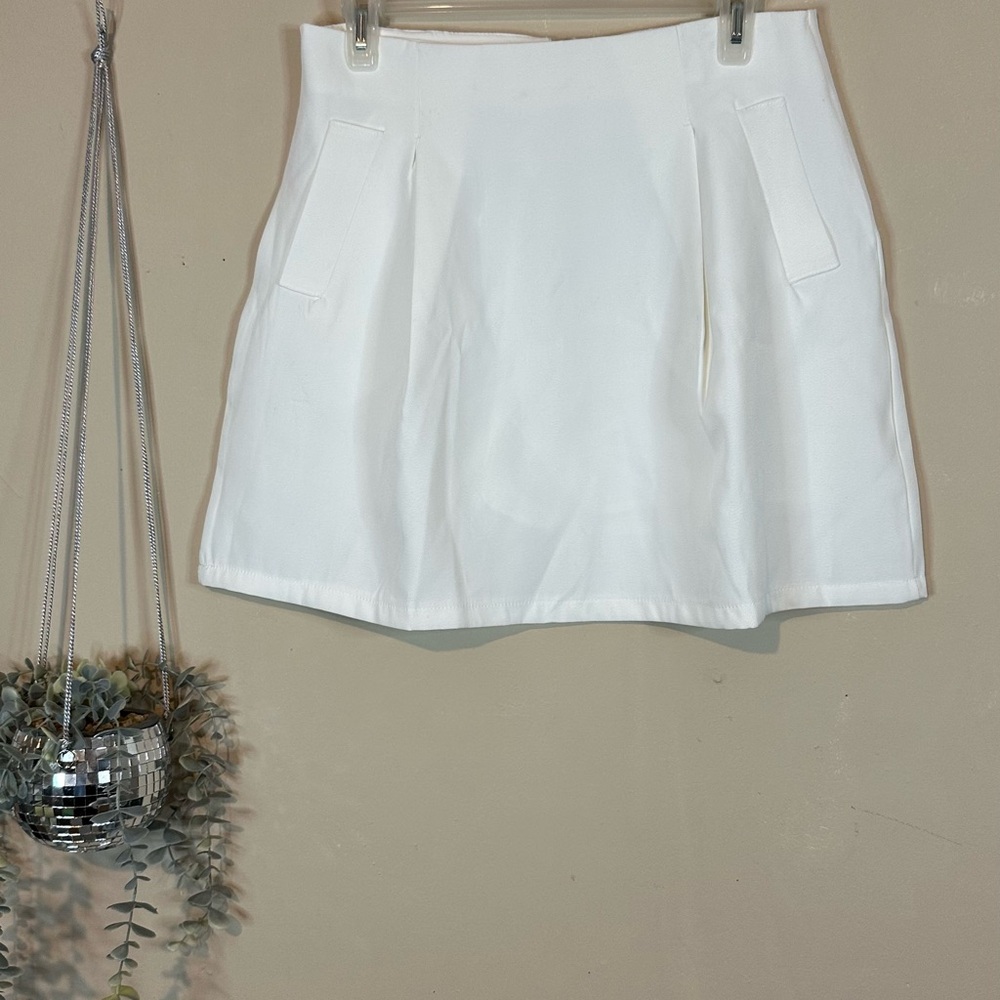 XL pleated Mini Skirt with pockets in white
